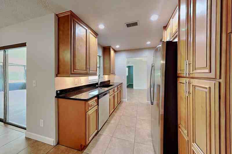 1016 Manchester Cir - Photo 2 of 20
