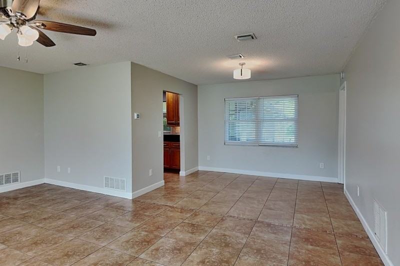 1016 Manchester Cir - Photo 5 of 20