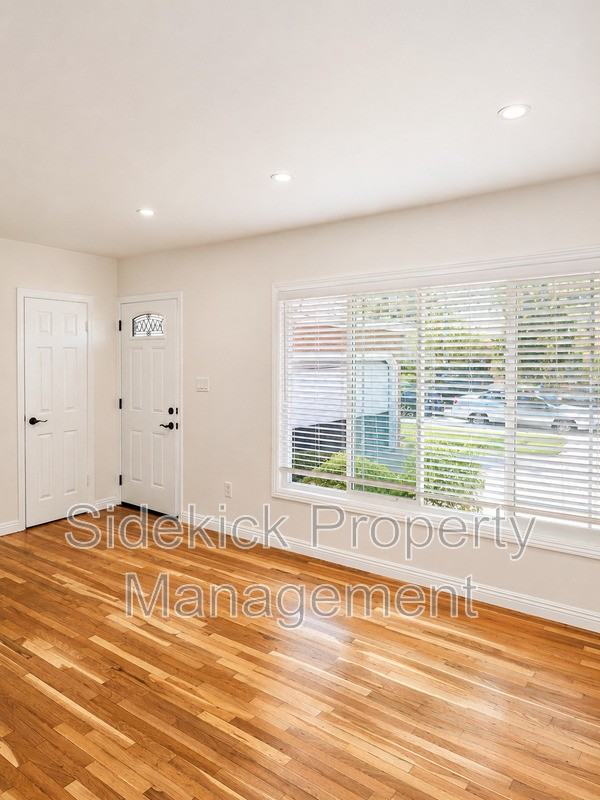 11639 Faculty Dr - Photo 5 of 17