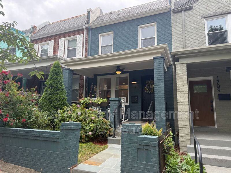 1711 Lang Pl Ne - Photo 2 of 23