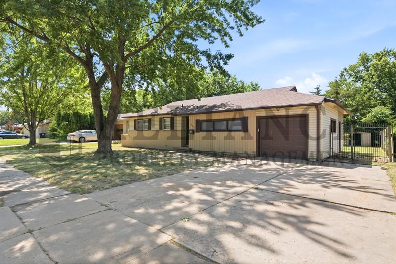 2103 W Columbine Ln - Photo 3 of 43