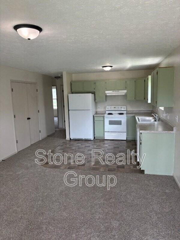 689 N 25th St - Photo 2 of 6