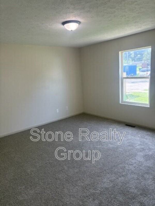 689 N 25th St - Photo 3 of 6