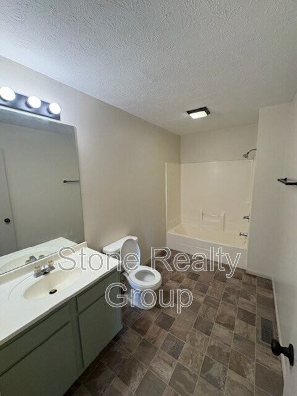 689 N 25th St - Photo 5 of 6