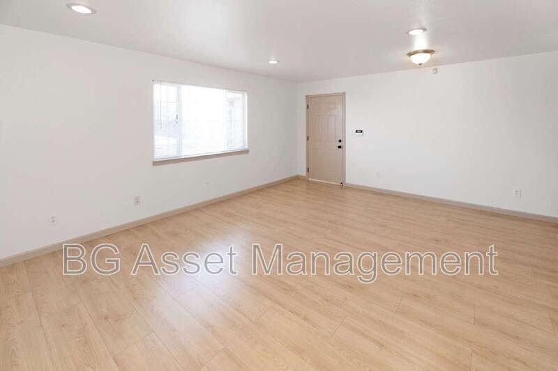 2340 22nd St - Photo 3 of 19
