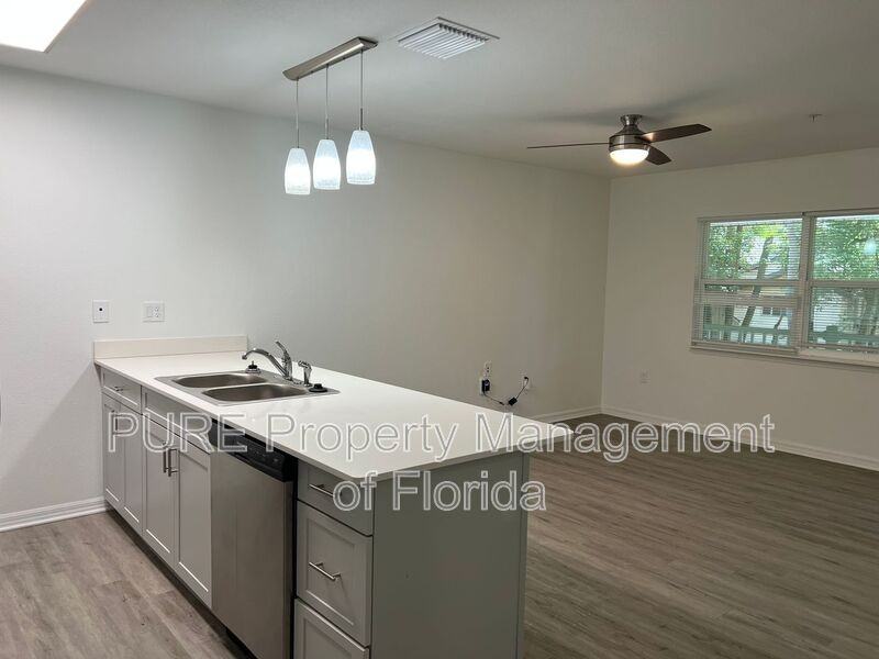 318 Neterrace #201 - Photo 4 of 18
