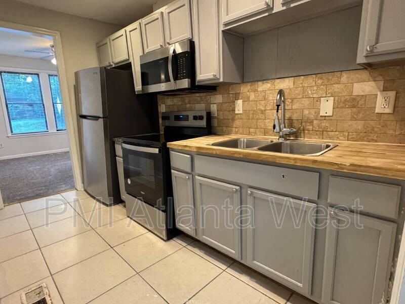 1796 Spring Ave - Photo 4 of 7