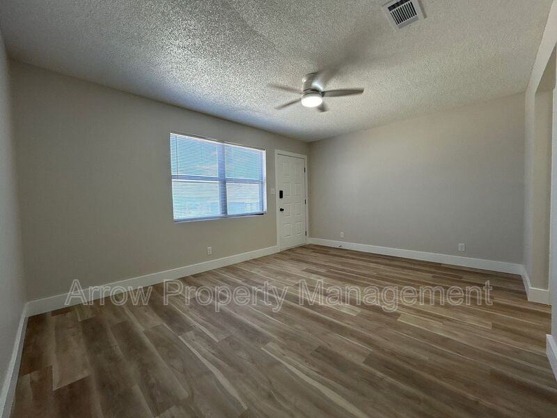 1216 S Jackson St - Photo 3 of 12