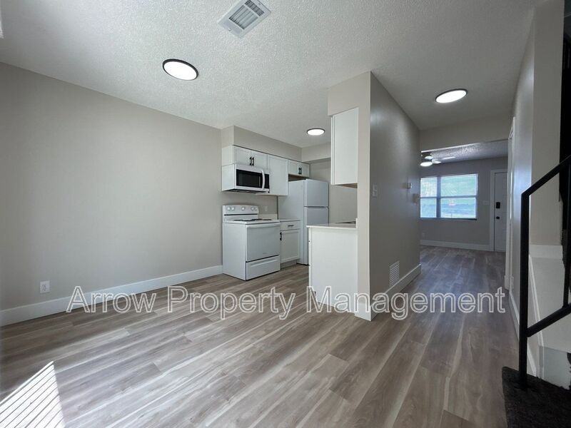 1216 S Jackson St - Photo 4 of 12
