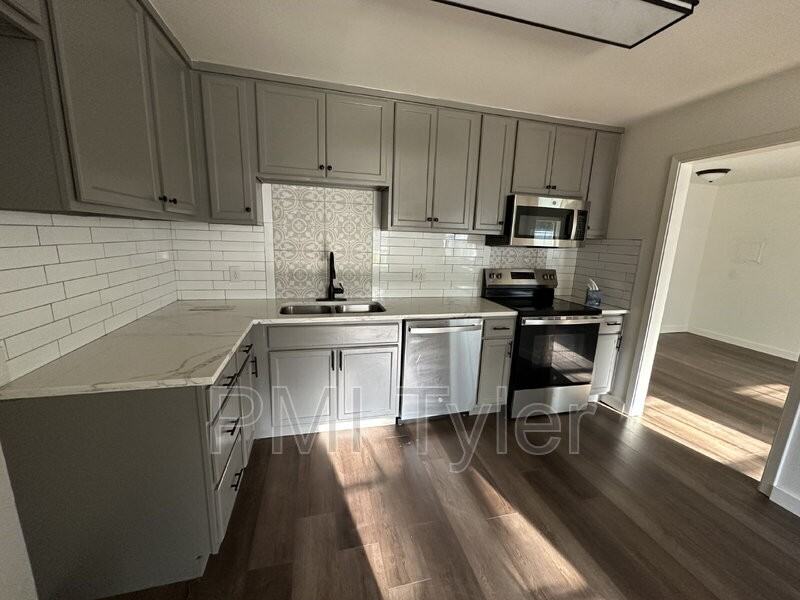 1538 N Hill Ave - Photo 3 of 14