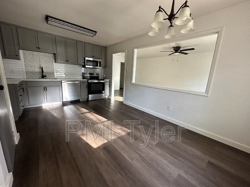 1538 N Hill Ave - Photo 4 of 14