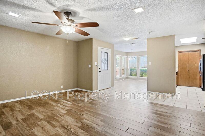 6430 Lago Vista Dr - Photo 4 of 15