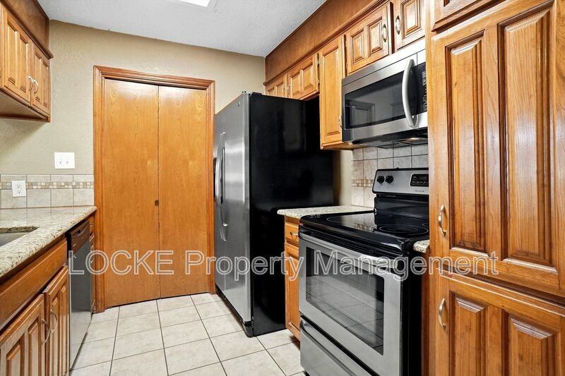 6430 Lago Vista Dr - Photo 5 of 15