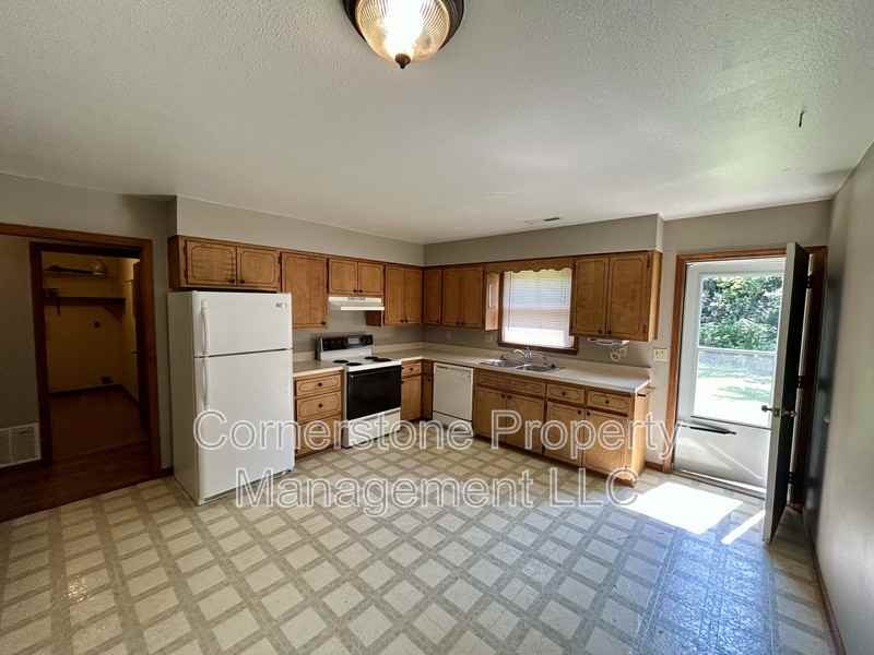 1236 Spruce St - Photo 4 of 7