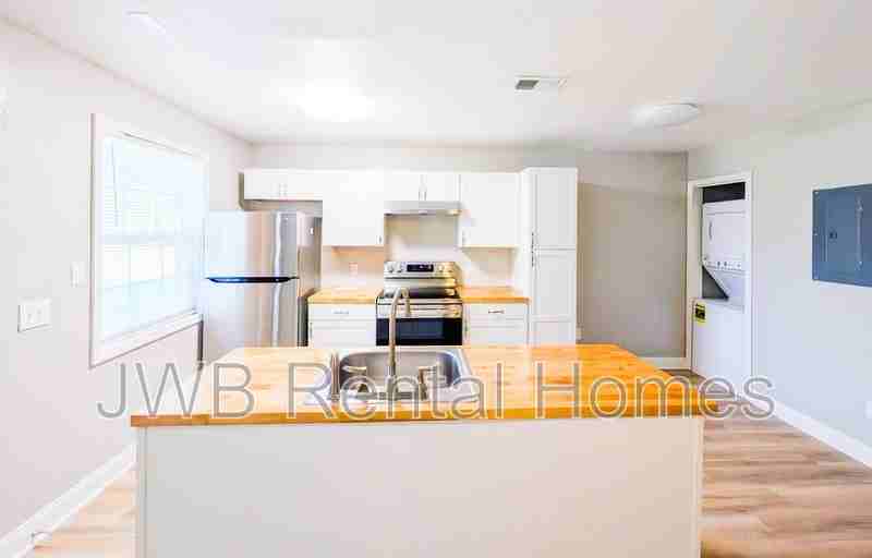 7819 Jasper Ave - Photo 4 of 12
