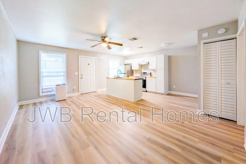 7819 Jasper Ave - Photo 5 of 12