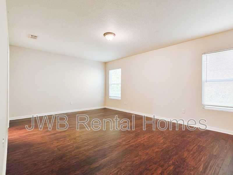 6254 Lamar Dr E - Photo 7 of 10