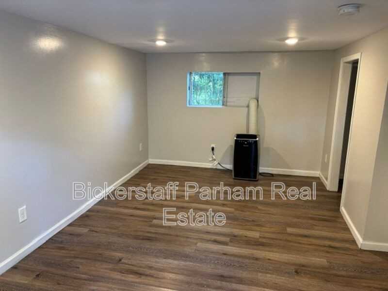 817 1/2 - Photo 2 of 5