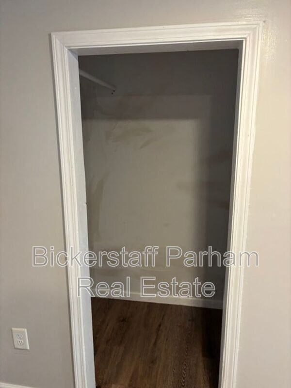 817 1/2 - Photo 4 of 5