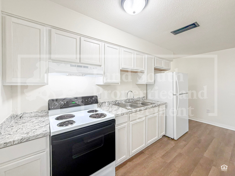 929 Lexington St - Photo 7 of 14