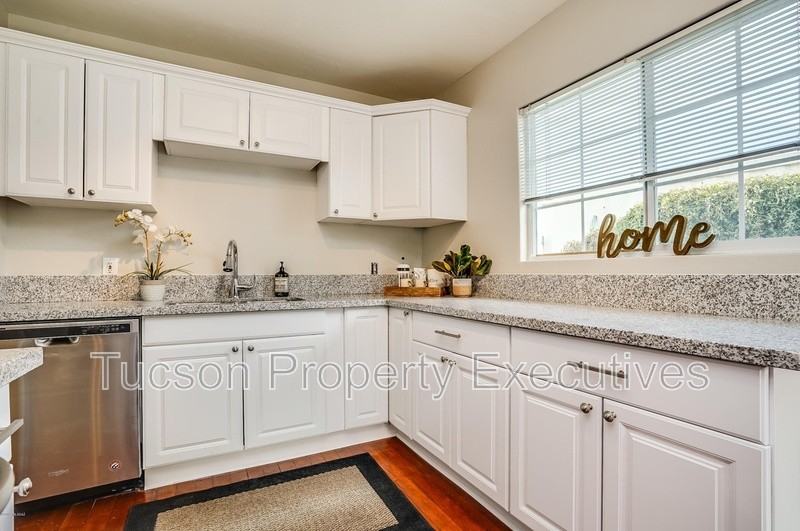 1040 E Linden St - Photo 3 of 21