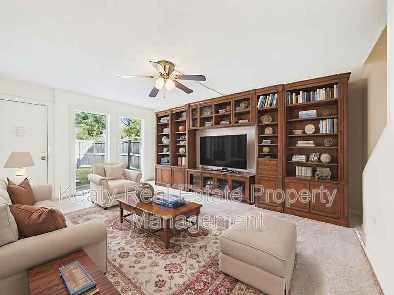 201 Fox Run Ave - Photo 2 of 23