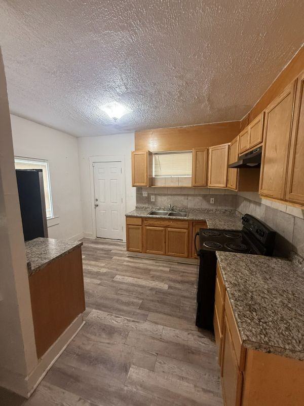 9904 North Blvd - Photo 2 of 13