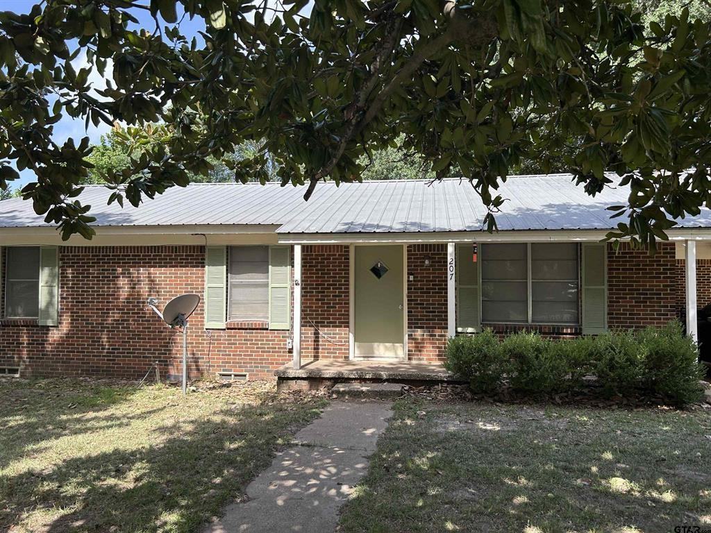 207 Betts Dr - Photo 2 of 11