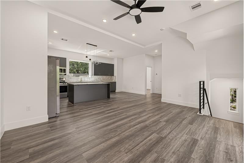 2711 Dennis St - Photo 5 of 38