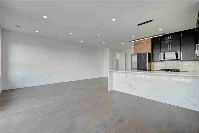 3008 W Belmont Ave #2R - Photo 5 of 18