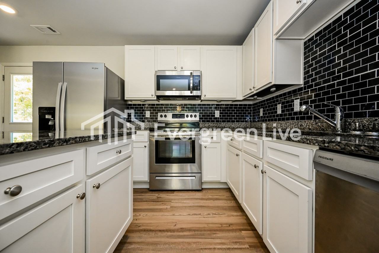 621 Stevens Pl - Photo 4 of 16