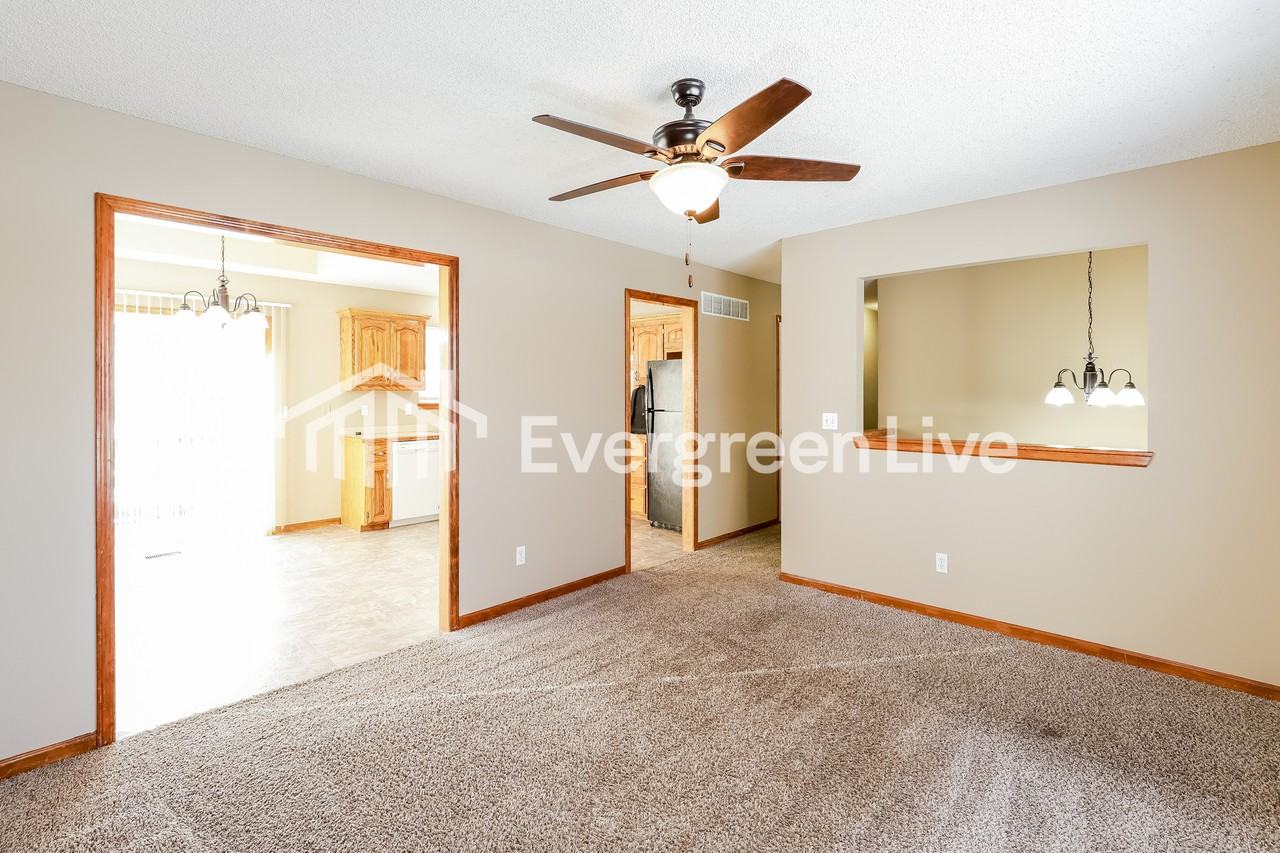 11024 N Kenwood Ave - Photo 2 of 15