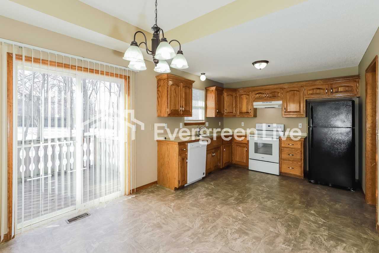 11024 N Kenwood Ave - Photo 3 of 15