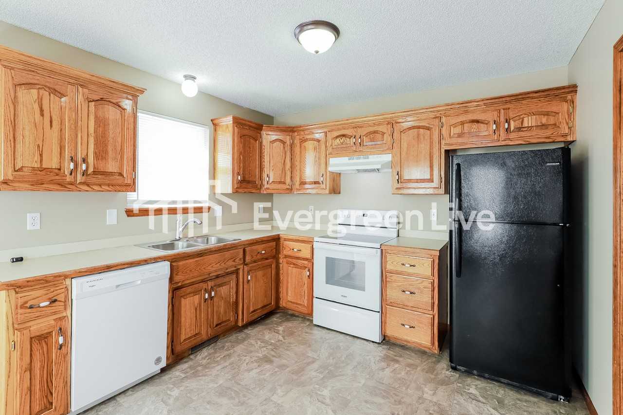 11024 N Kenwood Ave - Photo 4 of 15