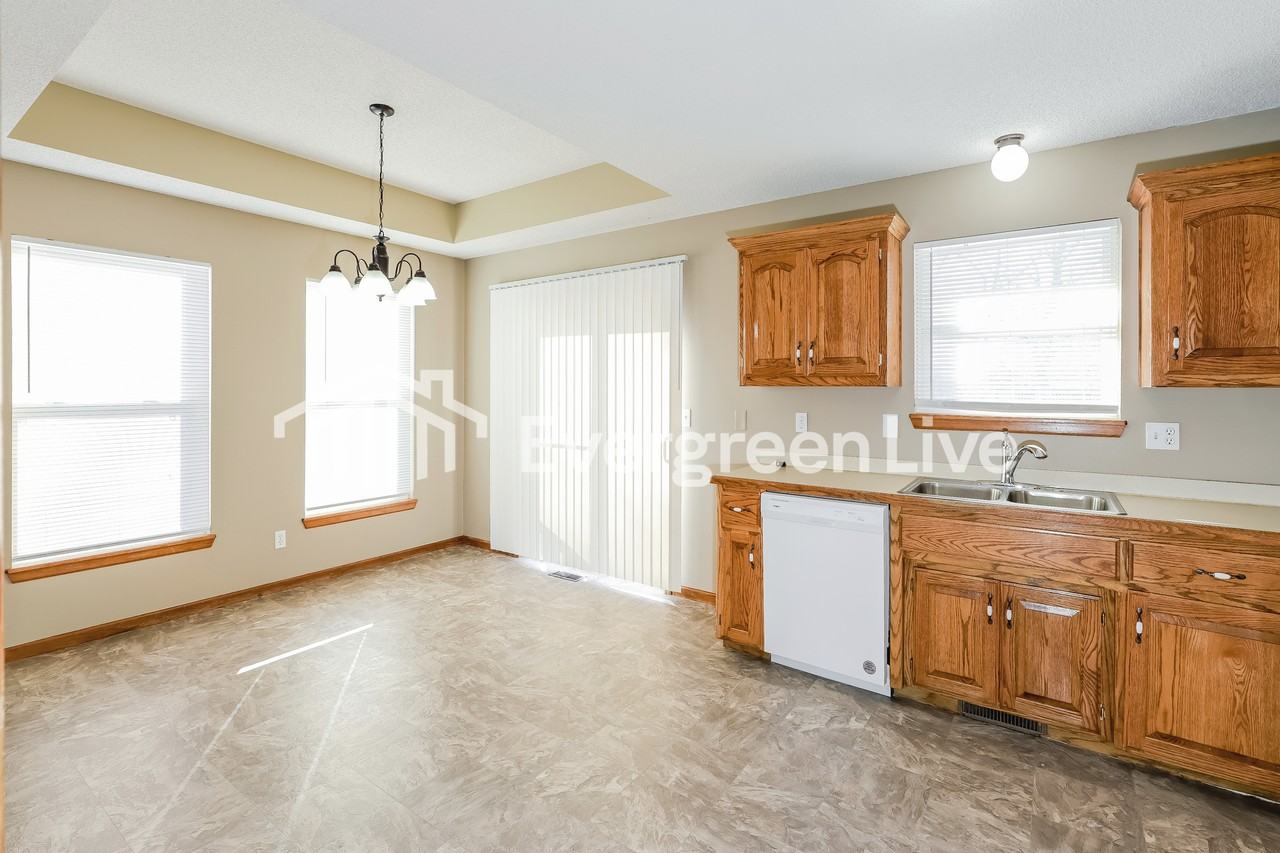 11024 N Kenwood Ave - Photo 5 of 15