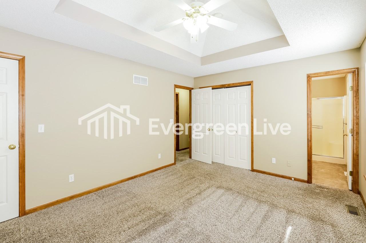 11024 N Kenwood Ave - Photo 6 of 15