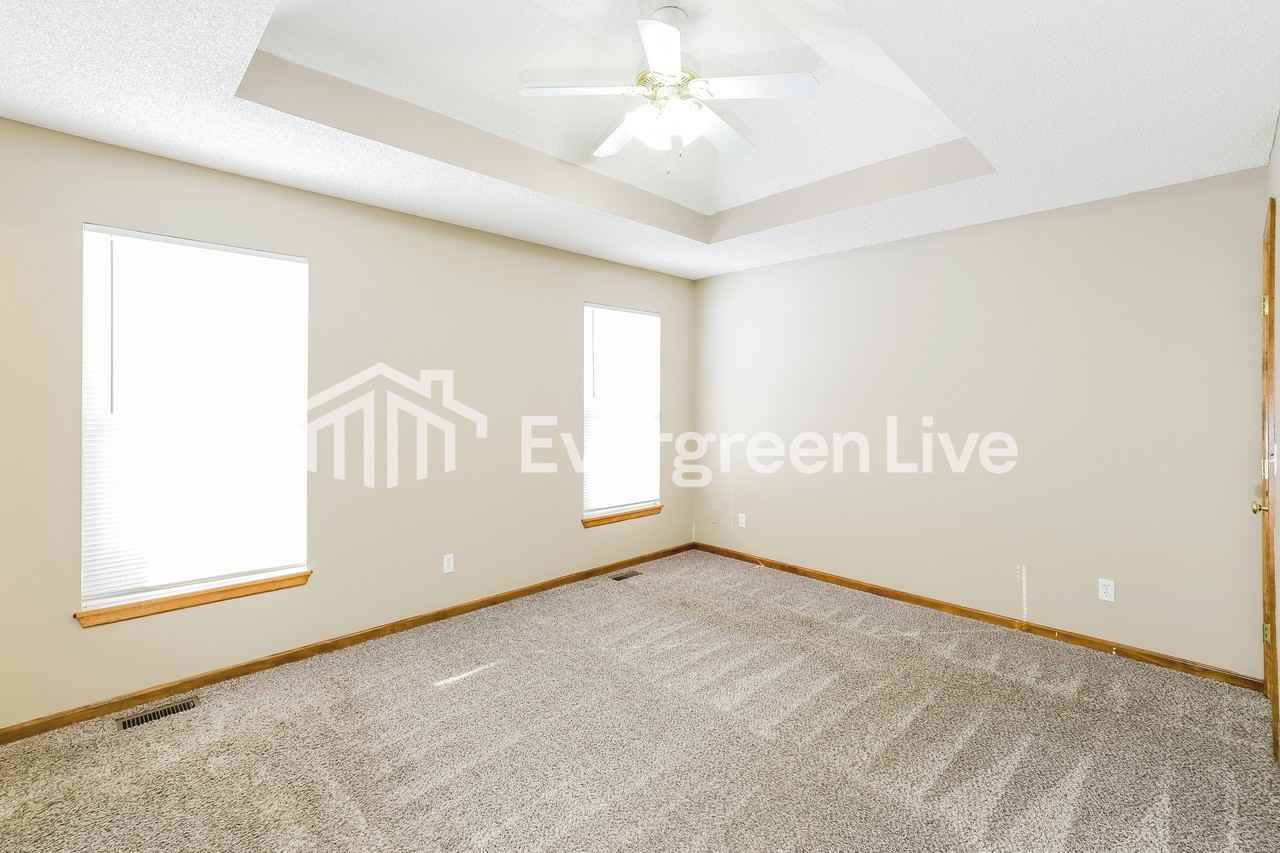 11024 N Kenwood Ave - Photo 7 of 15