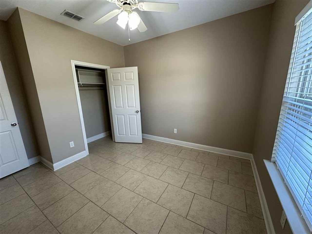 3944 Mobley Ln - Photo 4 of 26