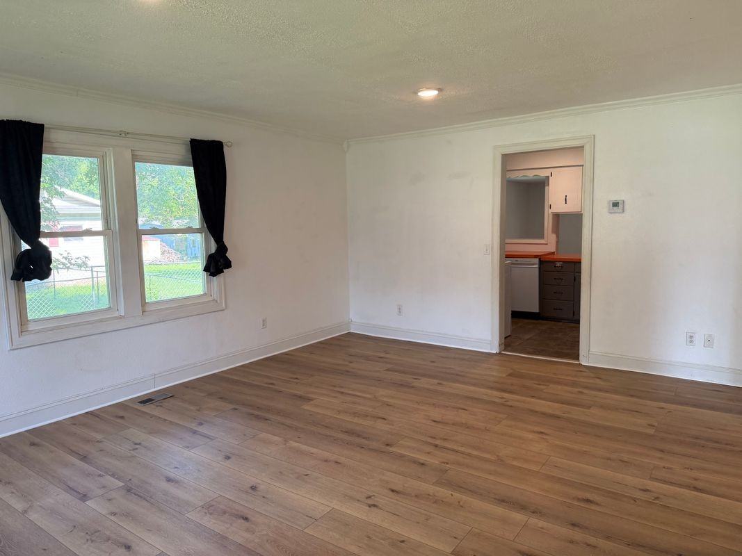 419 E Summit St - Photo 2 of 15