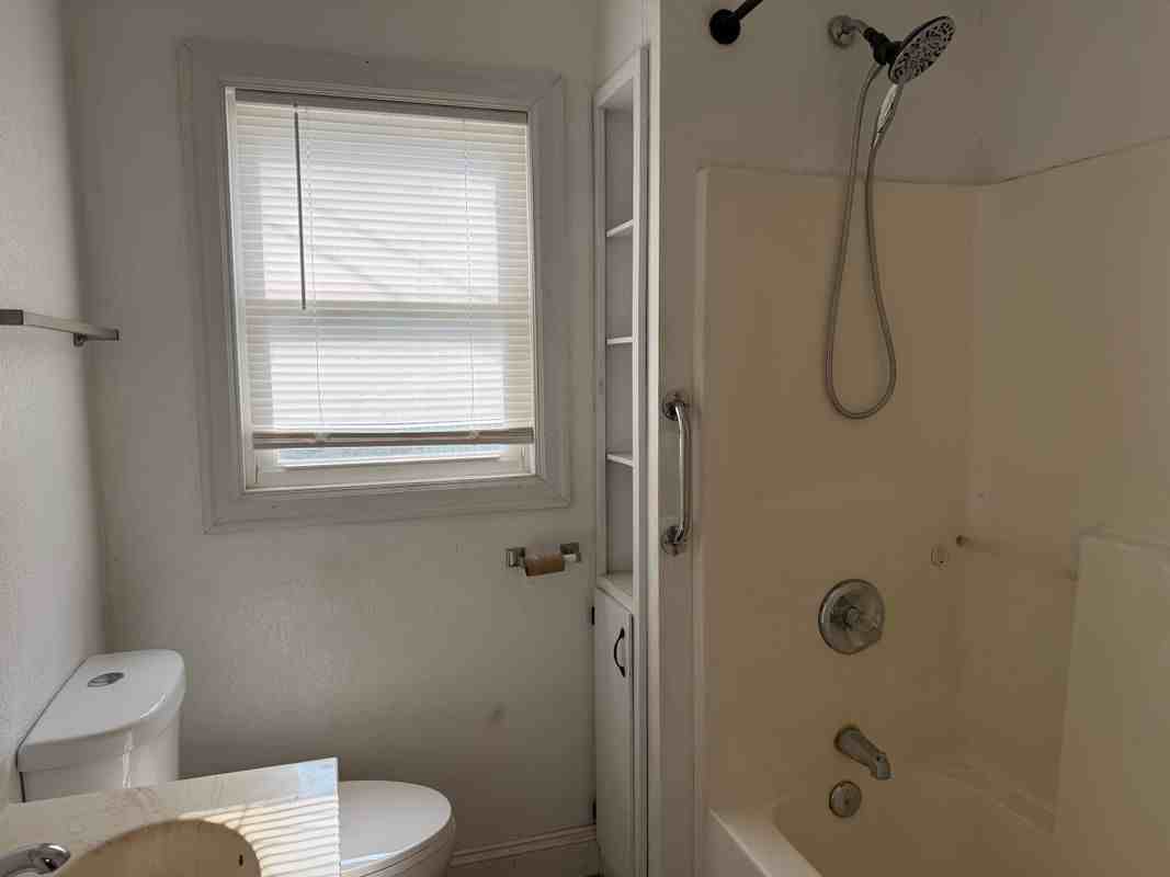 419 E Summit St - Photo 3 of 15