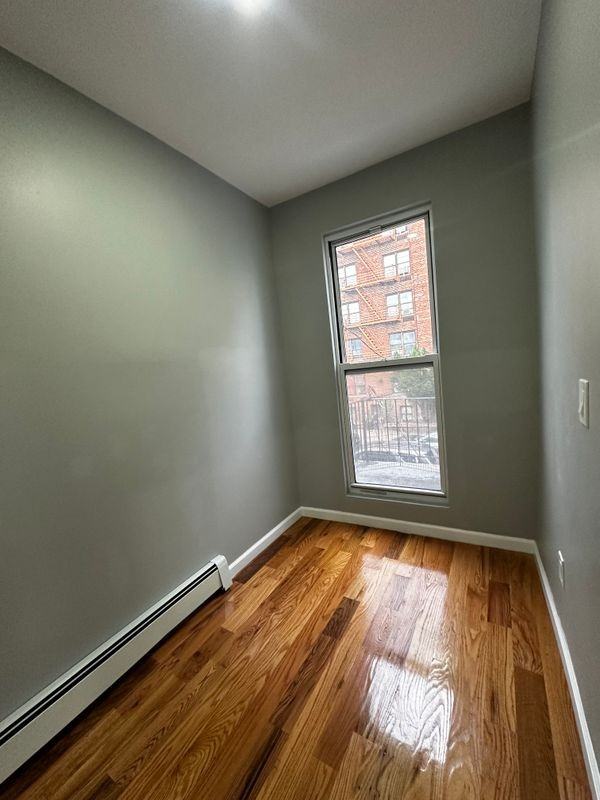 2673 Bainbridge Ave ##2 - Photo 4 of 9