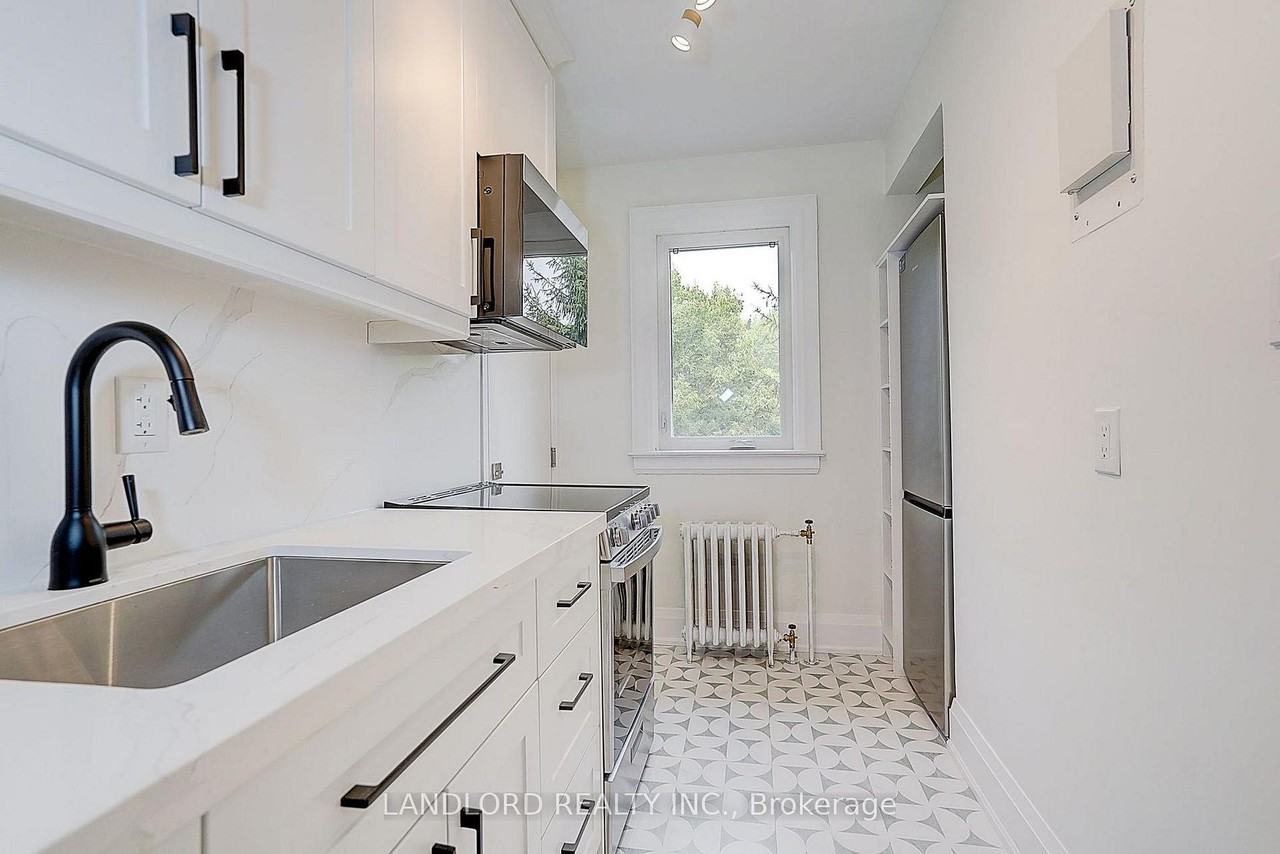 2520 Bloor St W #12 - Photo 3 of 38