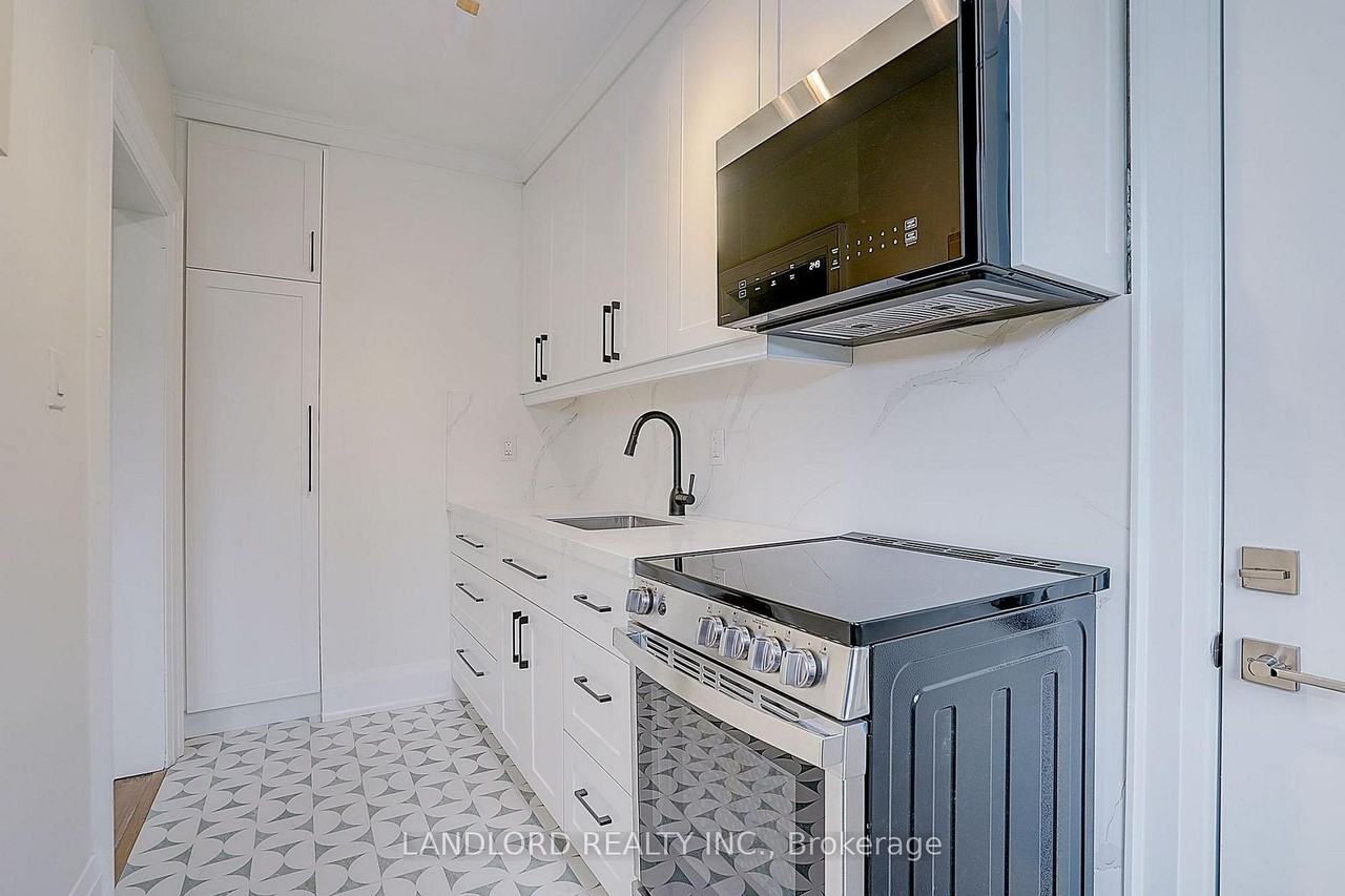 2520 Bloor St W #12 - Photo 4 of 38