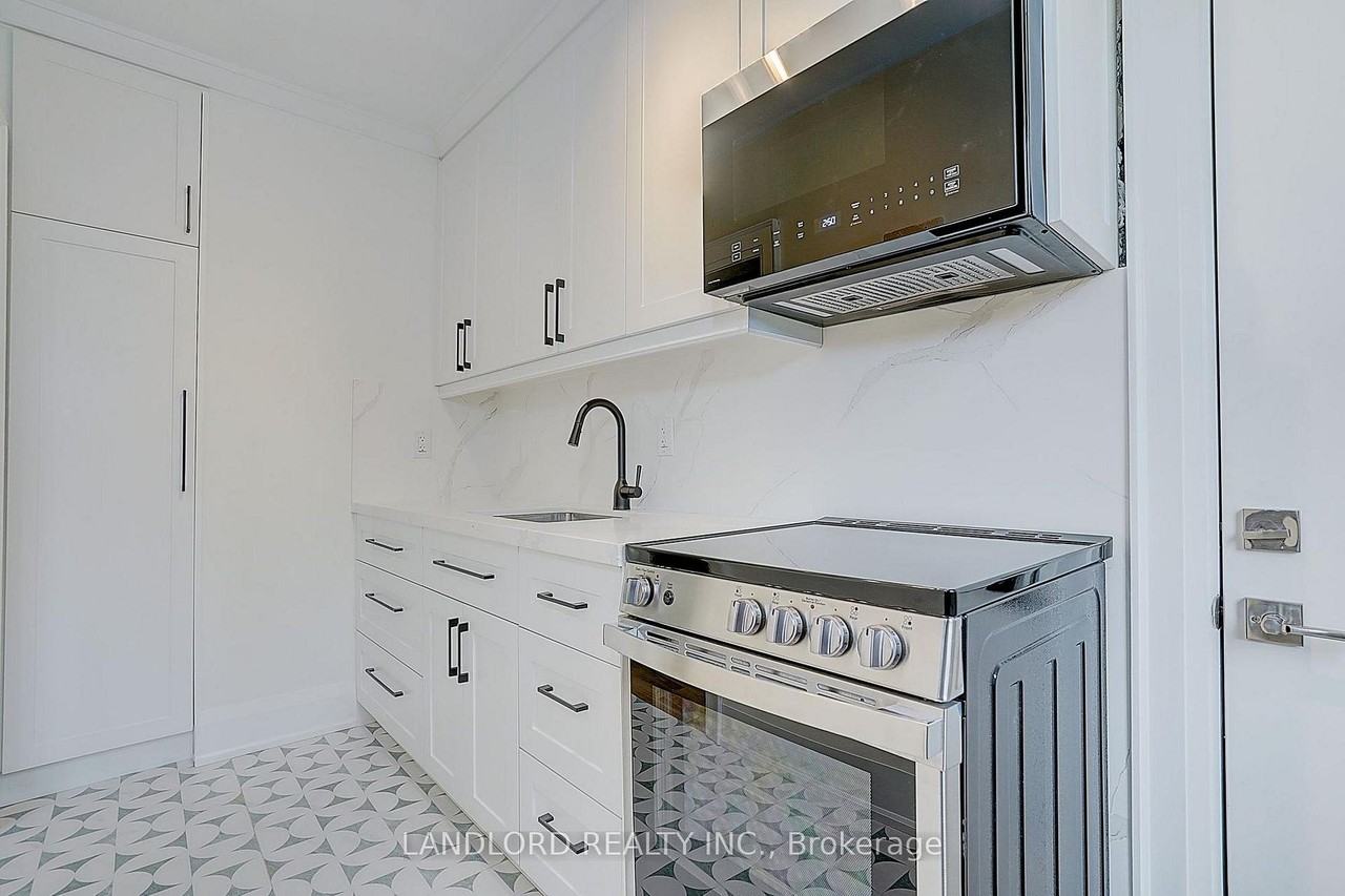 2520 Bloor St W #12 - Photo 6 of 38