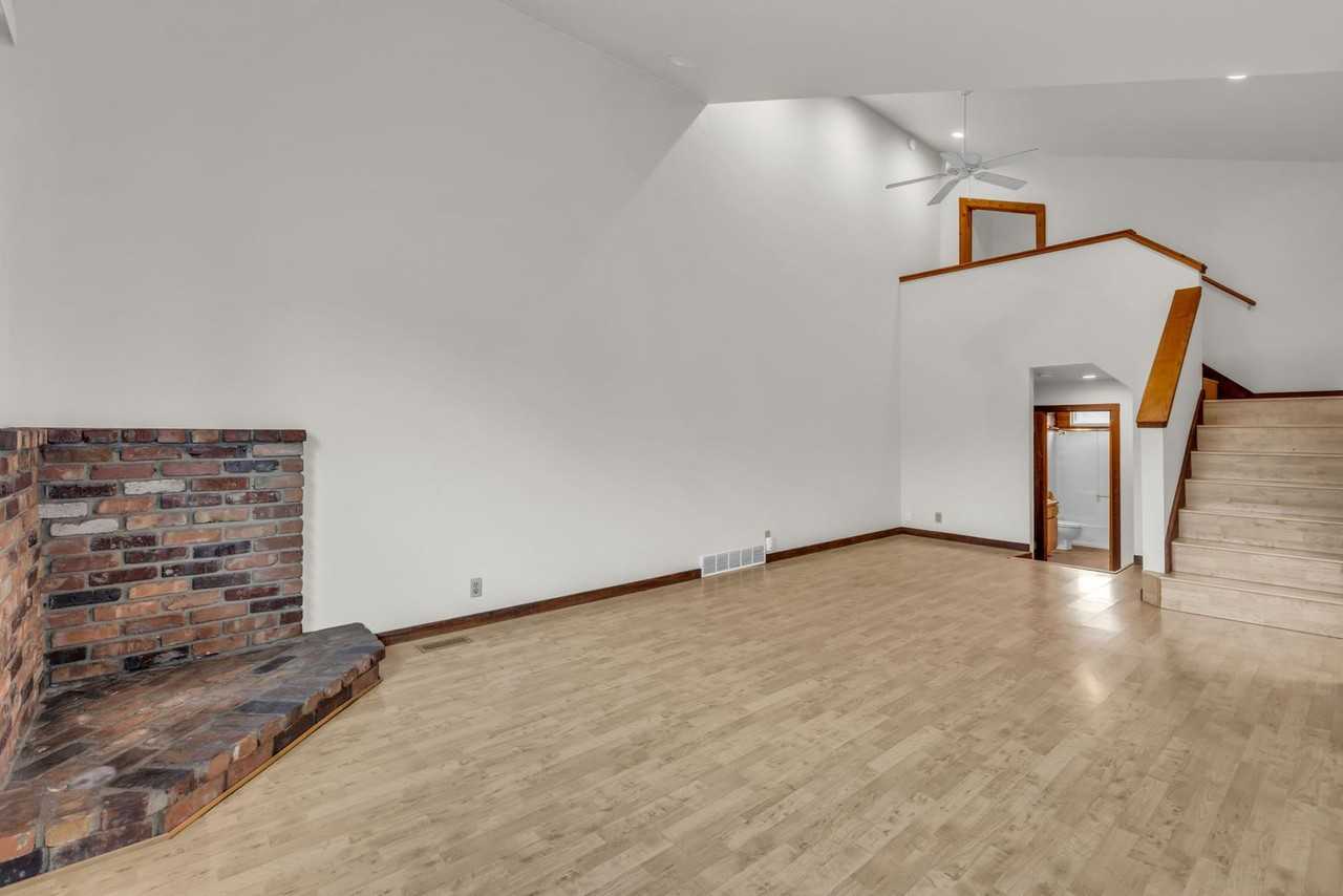 2320 Calumet Cir #B - Photo 5 of 23