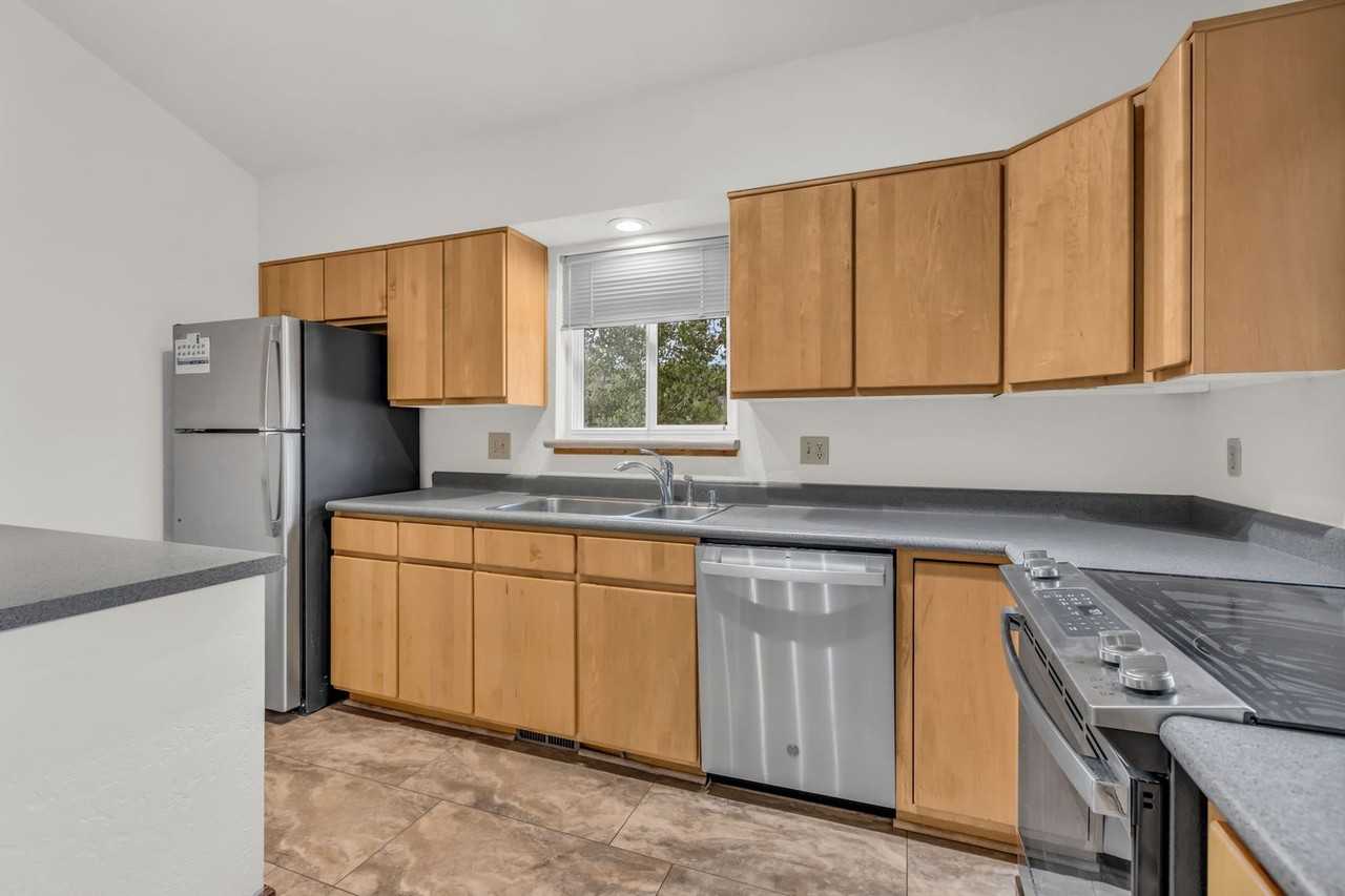 2320 Calumet Cir #B - Photo 7 of 23