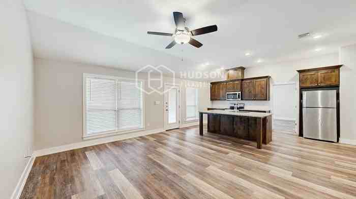 318 E Lake St - Photo 5 of 28
