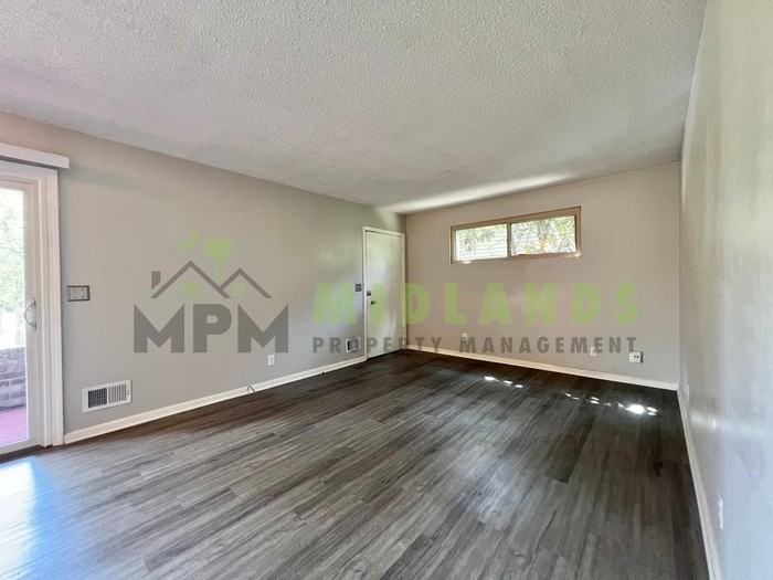 621 Henderson St - Photo 4 of 22