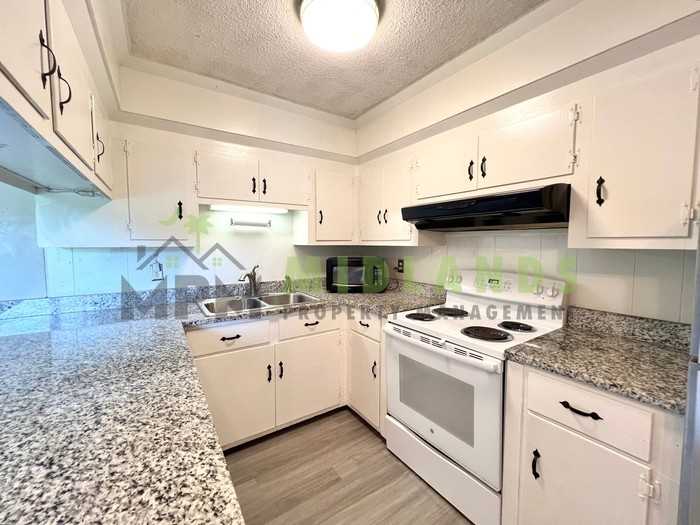 621 Henderson St - Photo 7 of 22