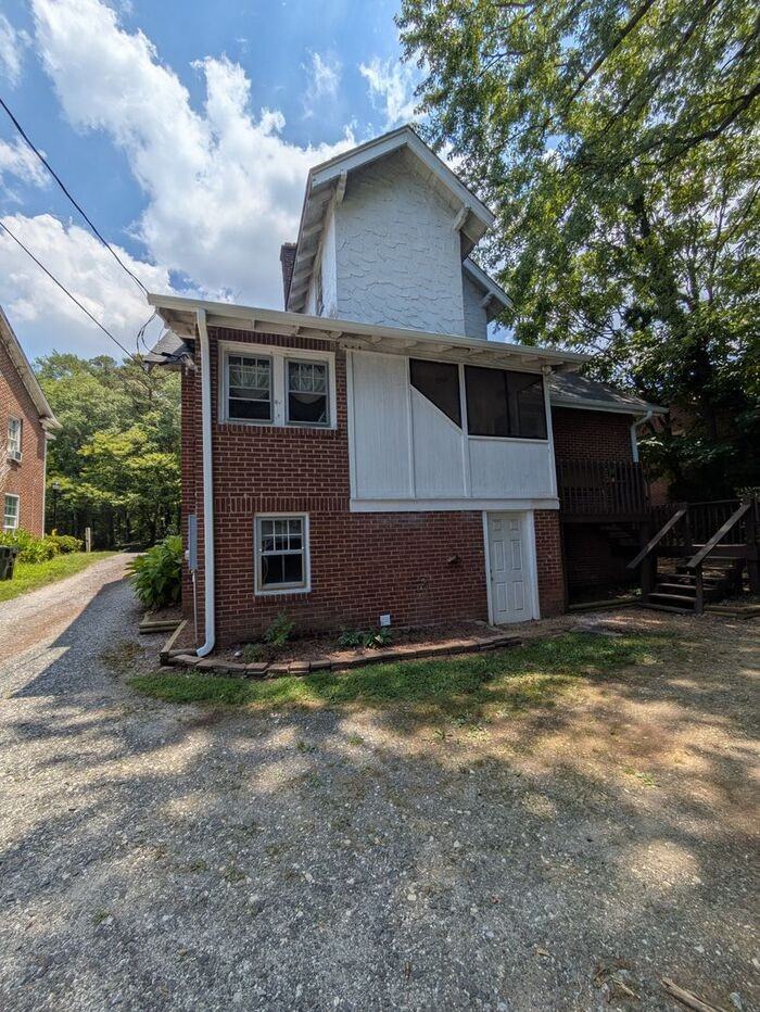549 2nd St Ne #B - Photo 2 of 10